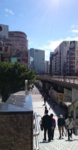 新宿駅東南口より新宿御苑側